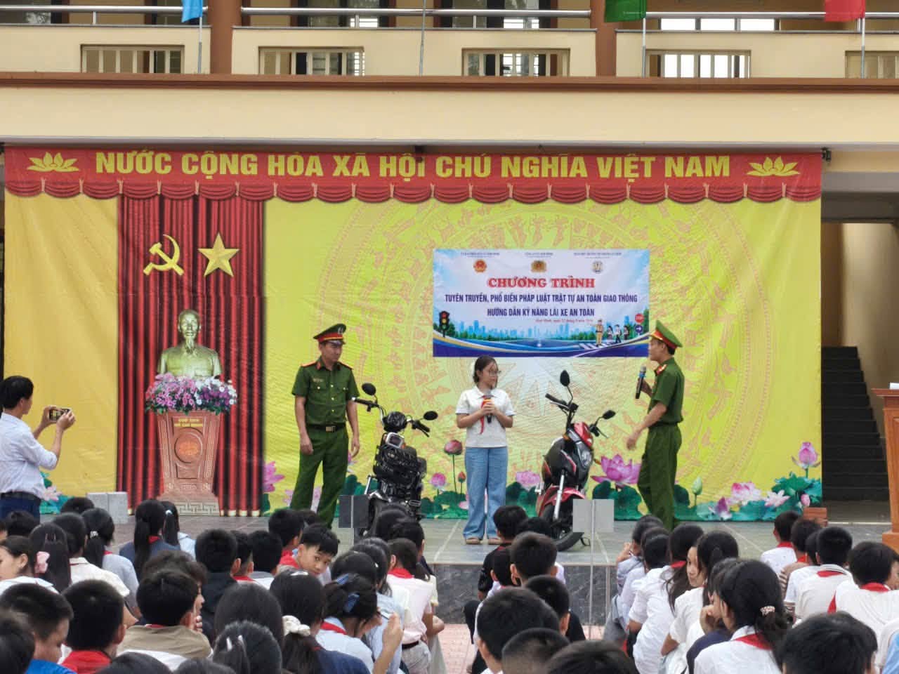Có thể là hình ảnh về một hoặc nhiều người và văn bản
