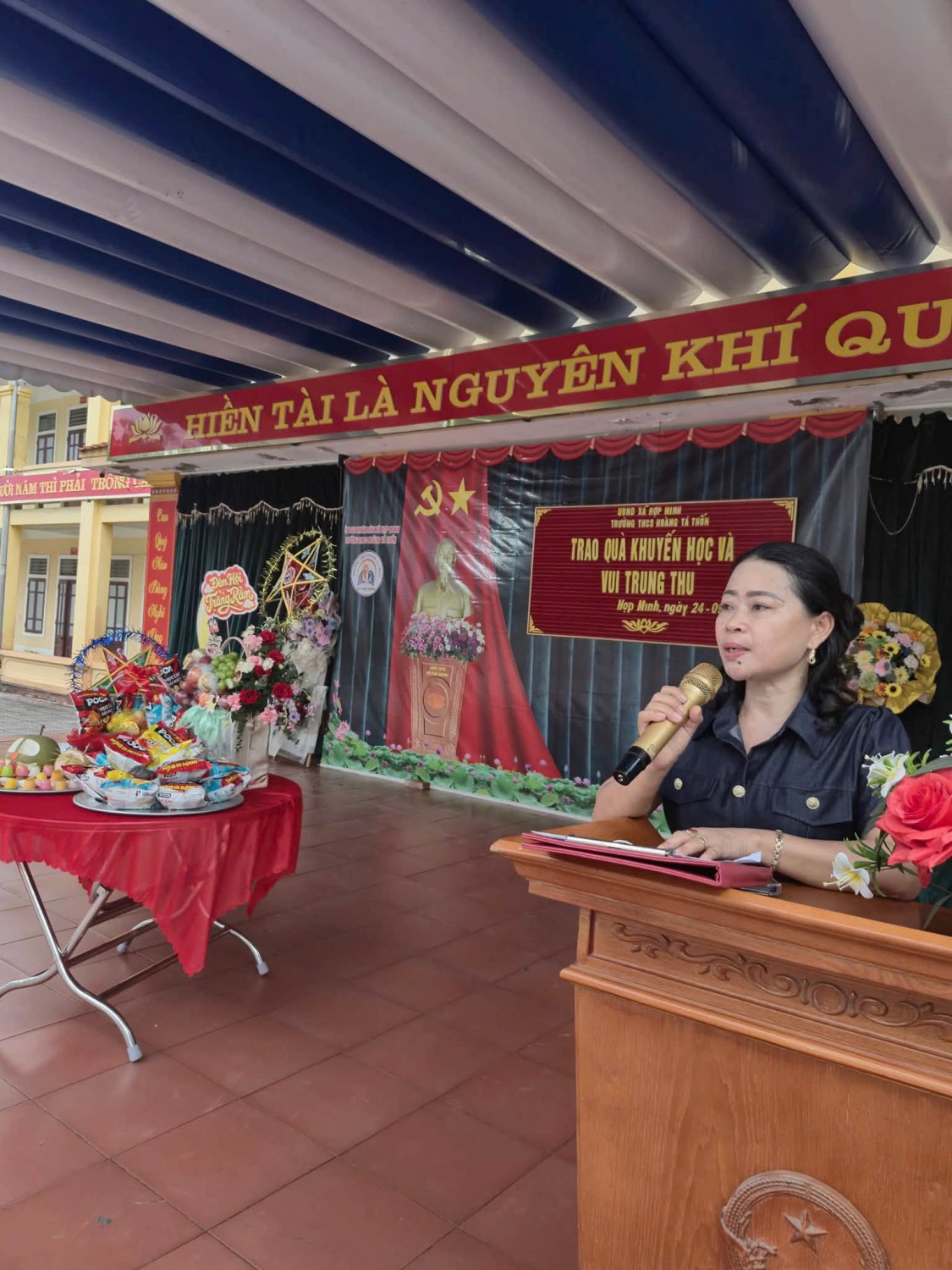 Có thể là hình ảnh về đền thờ và văn bản