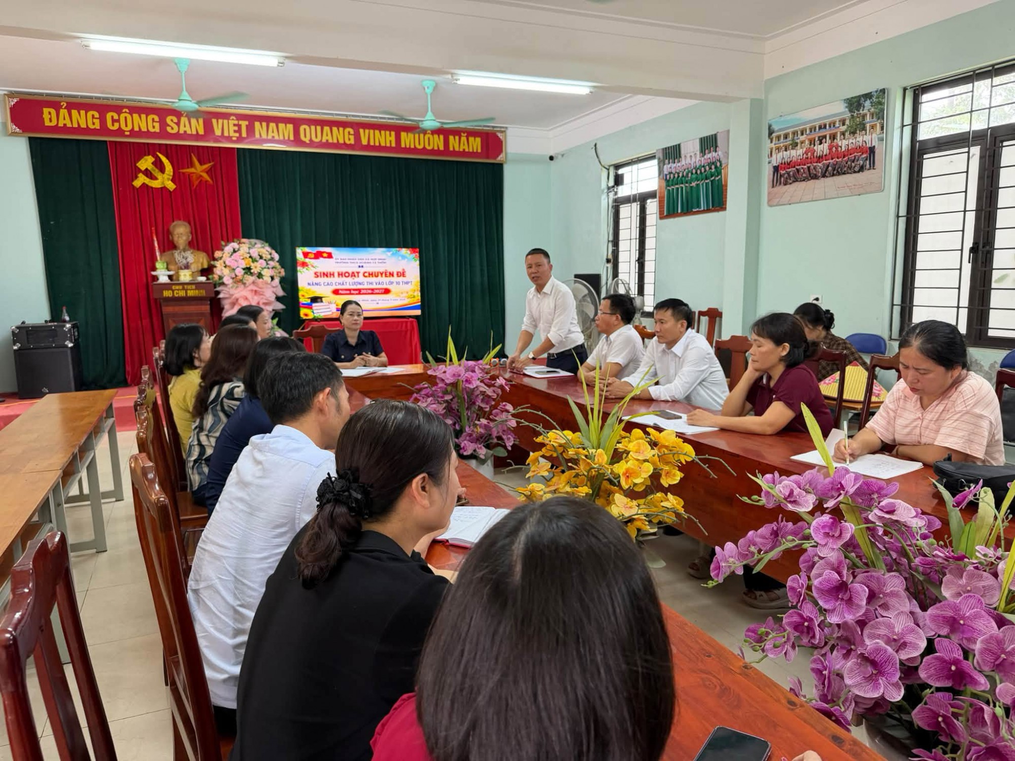 Có thể là hình ảnh về một hoặc nhiều người, đền thờ và văn bản