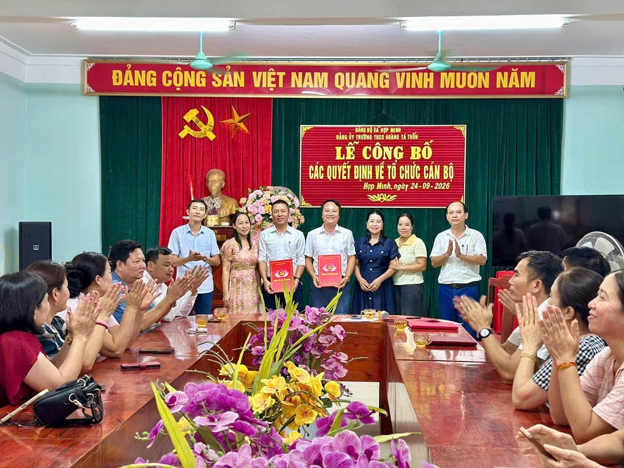Có thể là hình ảnh về một hoặc nhiều người và văn bản