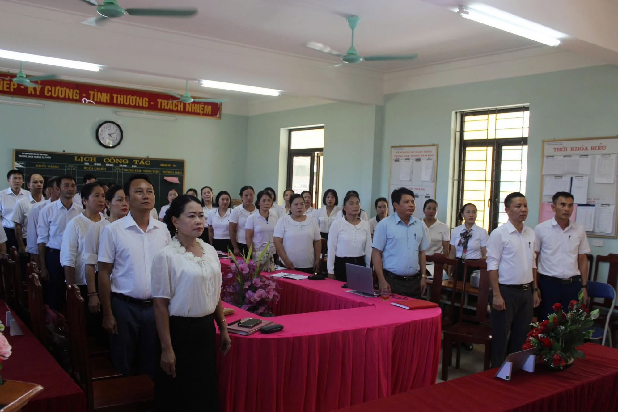 Có thể là hình ảnh về một hoặc nhiều người và văn bản